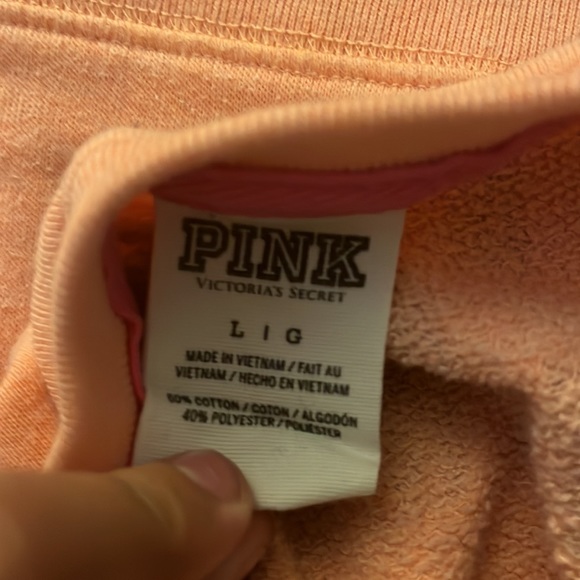 I’m selling a woman’s sweater that is used but in good shape - Picture 3 of 3